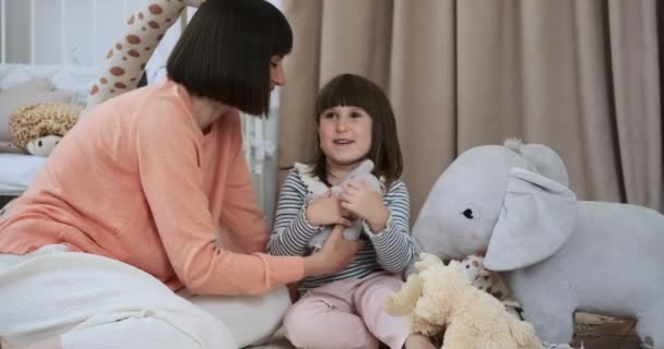 遊び心のある子供の部屋では 母親と娘が温かい会話をする 彼らの相互作用は 彼らの家の居心地の良い環境で結合する貴重な瞬間を反映しています — ストック動画