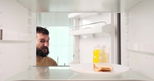 Белый Мужчина Похмельем Открывает Холодильник Предпочитает Черствый Хлеб Выбор Еды — стоковое видео