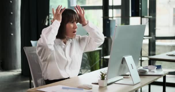 Ümitsiz Kadını Ofisteki Bilgisayar Masasında Oturuyor Ifadesi Hayal Kırıklığını Üzüntüyü — Stok video