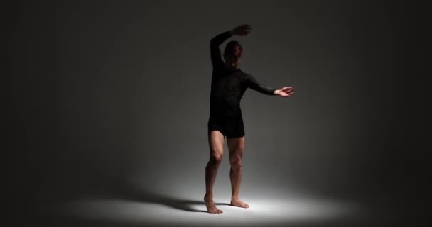 コーカサス遺産のダンサーは 微妙な灰色の背景にショートパンツを着用しながら魅惑的なダンスパフォーマンスを提供します 彼らのダイナミックな動きは 視覚的に魅力的でスパイラルな光景を作成します — ストック動画
