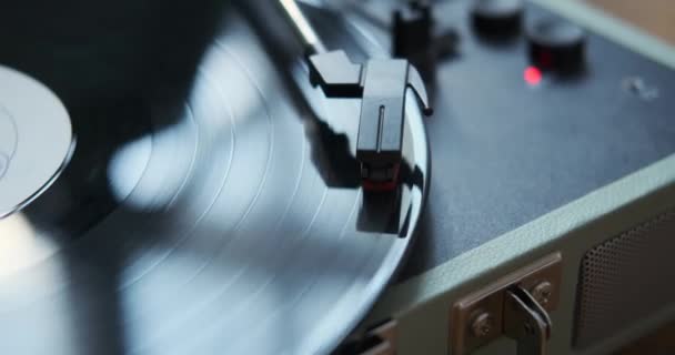 Detailní Záběr Zachycuje Složité Detaily Gramofonu Vinylovým Diskem Který Otáčí — Stock video