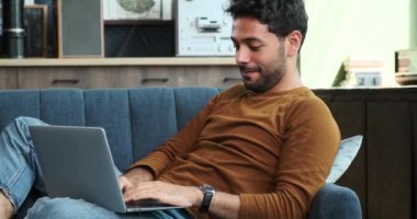 Cesareti kırılmış Orta Doğulu bir adam, buzdolabından bir elma alıyor ve düşünceli bir ısırık alıyor. Hareketleri, sıkıntılı anlarda tanıdık bir aperatifte bulunan basit rahatlığı yansıtıyor..