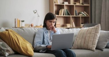 Kanepede dizüstü bilgisayarla oturan öğrencinin aklına parlak bir fikir geldi. İfadesi ilham ile parlıyor, entelektüel sezgi ve yaratıcı düşünce anını yakalıyor..