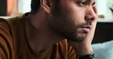 Sıcak bir gülümseme takınıp ofiste evrak işleriyle uğraşan neşeli bir erkek menajer. Pozitif tavrı, mevcut görevlere olan bağlılığını ve verimli bir çalışma ortamı oluşturmaya olan bağlılığını gösteriyor..