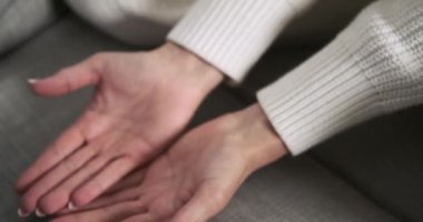 Anne sevgiyle oğlunun elini tutuyor, koşulsuz sevgi ve desteği ifade ediyor. Hareketlerindeki sıcaklık paylaştıkları derin bağı yansıtıyor, bir bağlantı anını yakalıyor..