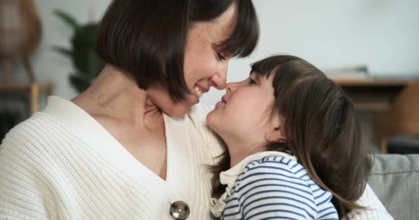 Mãe Amorosa Envolve Filha Pequena Abraço Caloroso Afetuoso Enquanto Senta — Vídeo de Stock