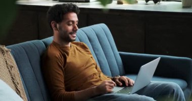 Portre, telefonda göz gezdirirken gülen Orta Doğulu bir adamın neşeli ifadesini yansıtıyor. Bulaşıcı gülüşü dijital dünyada bulunan zevki yansıtıyor..