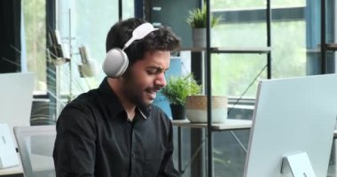 Orta Doğulu iş adamlarına başvurmak bilgisayar aracılığıyla video bağlantısı kuruyor. Profesyonel görünüşü ve aktif katılımı modern teknolojinin önemini gösteriyor..