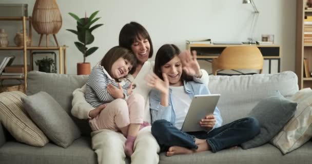 Aile Oturma Odasındaki Tablet Bilgisayarla Bir Video Görüşmesine Katılıyor Sanal — Stok video