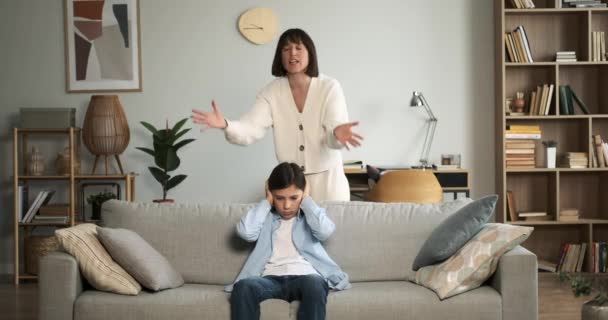 Matka Podnosi Głos Krzycząc Syna Który Defensywnie Zakrywa Uszy Atmosfera — Wideo stockowe