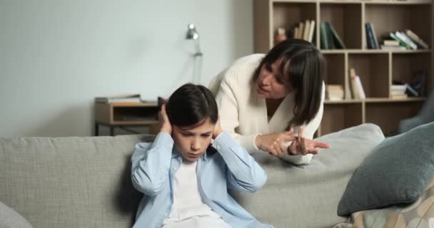 Kaba Beyaz Anne Kınamaları Engellemek Için Kulaklarını Kapatan Oğlunu Azarlamaya — Stok video
