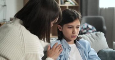 Ümitsiz oğlum oturma odasındaki kanepede oturup annesiyle endişelerini paylaşıyor. Samimi konuşmaları, aile içindeki duygusal hassasiyet ve güveni gösteriyor..