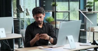 Çarpıcı bir portre, telefon görüşmelerine katılan Orta Doğulu bir iş adamının özünü yansıtıyor. Kendine güveni ve kararlılığı yeteneğini ve profesyonelliğini yansıtıyor..
