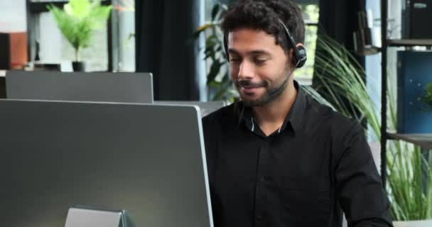 Memnuniyetle Dolu Orta Doğulu Işadamı Ofisteyken Telefonla Olumlu Haberler Alınmasını — Stok video