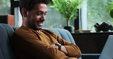 Rahat bir Orta Doğulu adam, sakin bir tavırla, kulaklıkla müzik dinler. Huzurlu ruh hali ve melodilere dalması müzikal mutluluğun uyumlu bir anını yaratır..