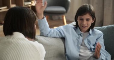 Tatmin olmuş oğul, oturma odasındaki kanepede yan yana otururken bir hikayeyi annesiyle paylaşıyor. Yürek ısıtan bir sohbete girişirlerken neşeli bağlantıları çok açık..