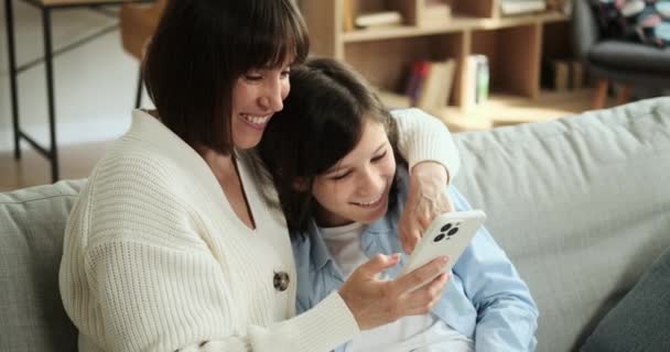 Una Madre Hijo Comparten Risa Usan Teléfono Mientras Están Sentados — Vídeos de Stock