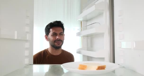 Elégedett Közel Keleti Férfi Vesz Egy Almát Hűtőből Vesz Egy — Stock videók
