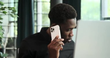 Siyahi işadamı iş görüşmelerinde iddialı yetenekler sergileyerek müzakerelere girişiyor. Bu iletişim sahnesinde güven içinde konuşmaları yönlendirebildiği aşikar..