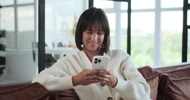Urzekający Portret Oddaje Istotę Uśmiechniętej Kobiety Pochłoniętej Pisaniem Sms Przez — Wideo stockowe