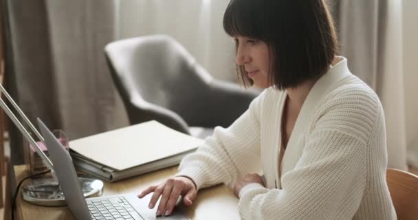 Mulher Caucasiana Alegre Senta Uma Mesa Digitando Laptop Com Sorriso — Vídeo de Stock