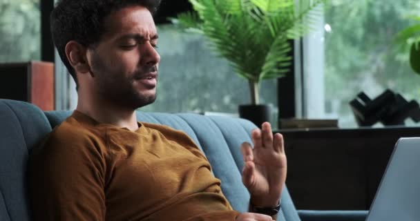 Homme Assis Sur Canapé Utilise Ordinateur Portable Pour Appel Vidéo — Video