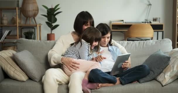 Mutter Sohn Und Tochter Sitzen Zusammen Auf Der Couch Und — Stockvideo