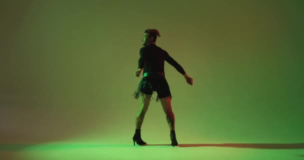 Hombre Muestra Talento Baile Bajo Encantador Resplandor Luz Verde Entorno — Vídeos de Stock