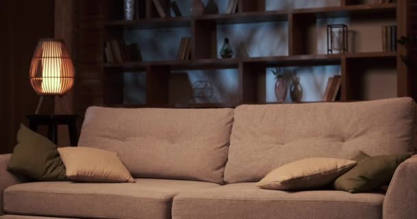 Frau Bricht Auf Dem Sofa Wohnzimmer Zusammen Ihr Körper Versinkt — Stockvideo