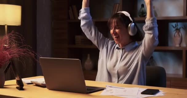 Fejhallgatót Viselő Elmerül Zenében Teste Ritmusra Ingadozik Szemei Csukva Tükrözik — Stock videók