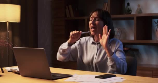 Mulher Espirituosa Fica Mesa Laptop Aberto Diante Dela Cantando Dançando — Vídeo de Stock
