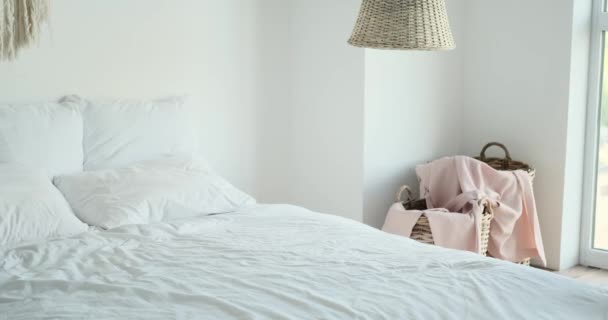 Женщина Аккуратно Падает Кровать Спальне Беззаботная Осанка Довольное Выражение Лица — стоковое видео