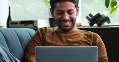 Orta Doğulu bir adam, kederli bir ifadeyle, boş bir buzdolabı bulunca hayal kırıklığına uğrar. Hayal kırıklığı yemek planlamasının zorluklarını vurguluyor..