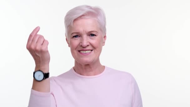 Kobieta Dumnie Pokazuje Zegarek Wskazując Czas Subtelnym Gestem Uścisku Palca — Wideo stockowe