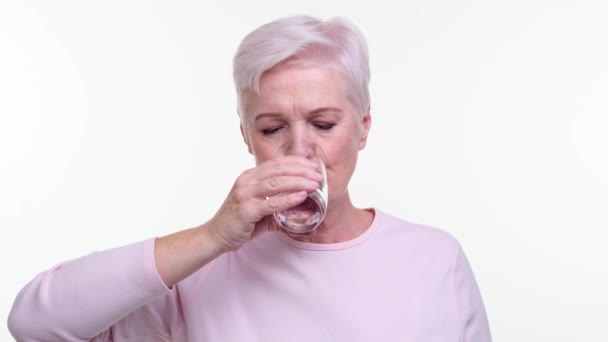 Nieskazitelnym Białym Tle Radosna Biała Kobieta Bierze Orzeźwiający Łyk Wody — Wideo stockowe