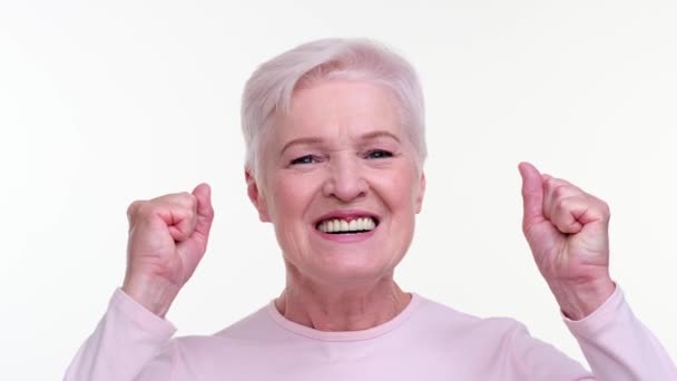 Glädjande Äldre Vuxen Kvinna Utropar Med Entusiasm Ögon Skiner Lycka — Stockvideo