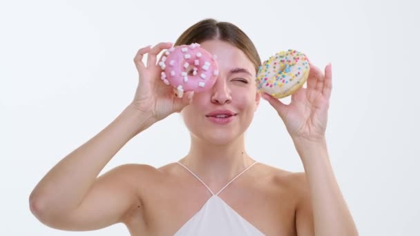 Mulher Dança Graciosamente Com Donuts Mão Movimentos Tão Leves Doces — Vídeo de Stock