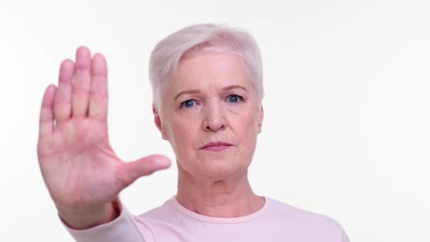 Kobieta Ufnością Pokazuje Uniwersalny Gest Zatrzymania Ręką Dłonią Skierowaną Zewnątrz — Wideo stockowe