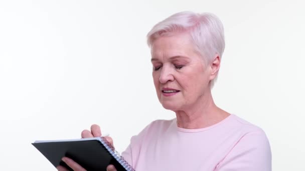 Mujer Contemplativa Con Una Expresión Reflexiva Escribiendo Pensamientos Cuaderno Comportamiento — Vídeos de Stock