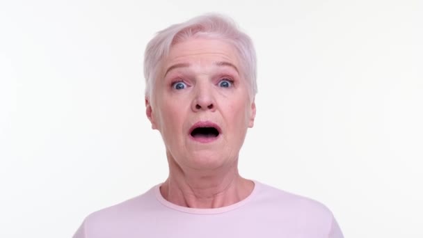 Ηλικιωμένη Γυναίκα Εμφανίζεται Εμφανώς Τρομαγμένη Μάτια Πλατιά Φόβο Και Έκφραση — Αρχείο Βίντεο