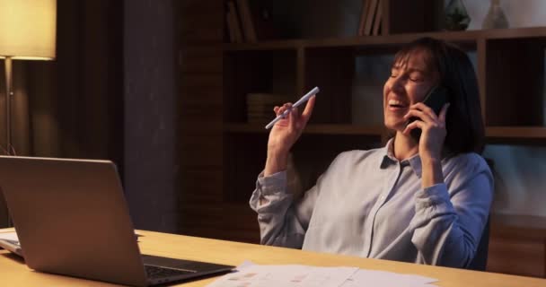 Neşeli Beyaz Kadın Bir Telefon Görüşmesi Yapıyor Kahkahalar Odada Yankılanıyor — Stok video