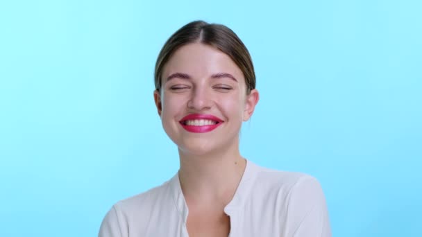 Mulher Caucasiana Animada Com Lábios Vermelhos Vibrantes Explode Riso Alegria — Vídeo de Stock