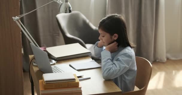 Çalışkan Okul Çocuğu Masa Başında Oturuyor Tamamen Derslere Odaklanmış Odaklanmış — Stok video