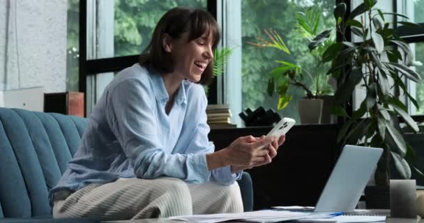Beautiful Caucasian Woman Engrossed Browsing Phone Laughter Adds Charm Allure — Stock Video