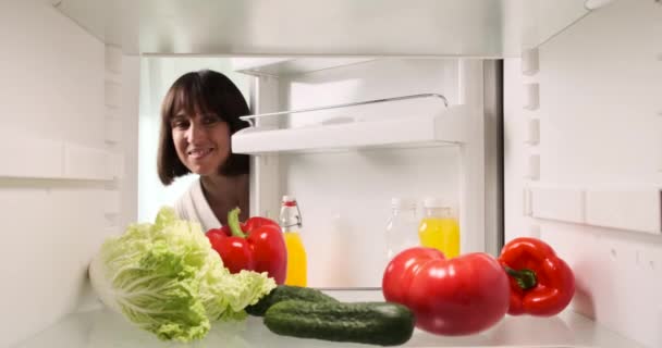 Kafkasyalı Kadın Buzdolabını Açar Sebzeleri Oradan Alır Yemek Hazırlamak Için — Stok video