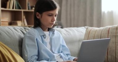 Kanepede otururken dizüstü bilgisayara takılmış genç bir çocuğun büyüleyici portresi. Özellikleri merak ve konsantrasyonun bir karışımını ortaya koyuyor. Bu da onu çağdaş gençliğin zamansız bir görüntüsü yapıyor..