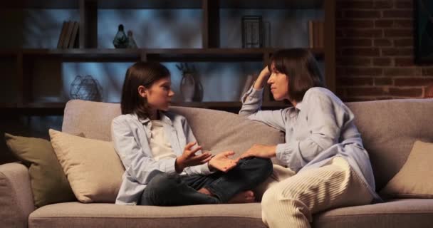 Madre Figlio Felici Siedono Insieme Sul Divano Immersi Nella Conversazione — Video Stock