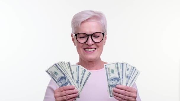 成熟的女人手里拿着一把钱 脸上带着欢乐的表情 她的眼睛里闪烁着喜悦的光芒 抓住了经济上的满足和满足 — 图库视频影像