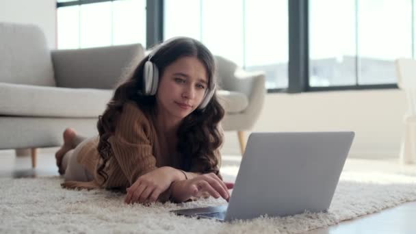 Sıkıcı Beyaz Kadın Yerde Yatıyor Dizüstü Bilgisayar Yanında Otururken Esnemesine — Stok video