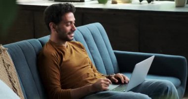 Portre, Orta Doğulu bir adamın bir video görüşmesi sırasında ışıl ışıl gülümsemesini yakalıyor. Arkadaşça tavırları dijital çağdaki sanal etkileşimlerin kalitesini arttırıyor..